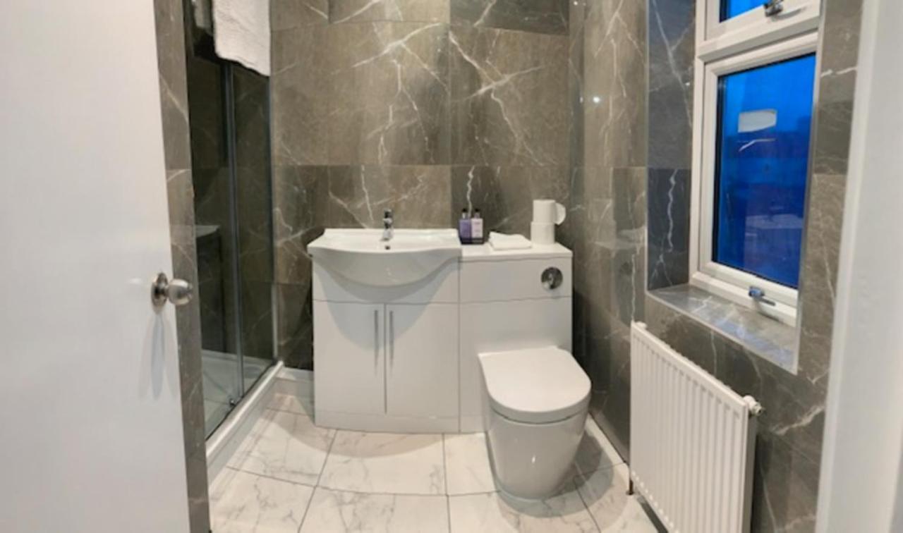 Beautiful All Room En-Suite 4 Bedrooms House , Free Parking, Wifi, Corporate, Contractors, Family Relocation, Contact Us For Long Term Rate Ilford Exterior photo