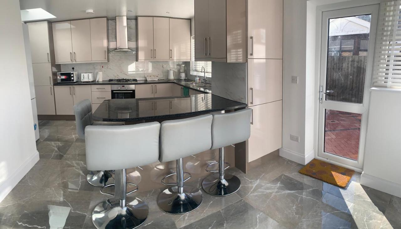 Beautiful All Room En-Suite 4 Bedrooms House , Free Parking, Wifi, Corporate, Contractors, Family Relocation, Contact Us For Long Term Rate Ilford Exterior photo