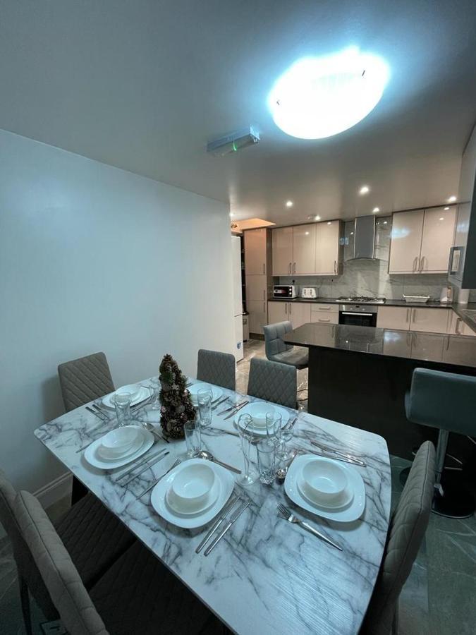 Beautiful All Room En-Suite 4 Bedrooms House , Free Parking, Wifi, Corporate, Contractors, Family Relocation, Contact Us For Long Term Rate Ilford Exterior photo