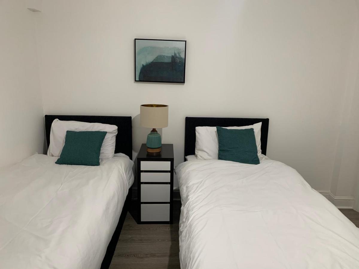Beautiful All Room En-Suite 4 Bedrooms House , Free Parking, Wifi, Corporate, Contractors, Family Relocation, Contact Us For Long Term Rate Ilford Exterior photo